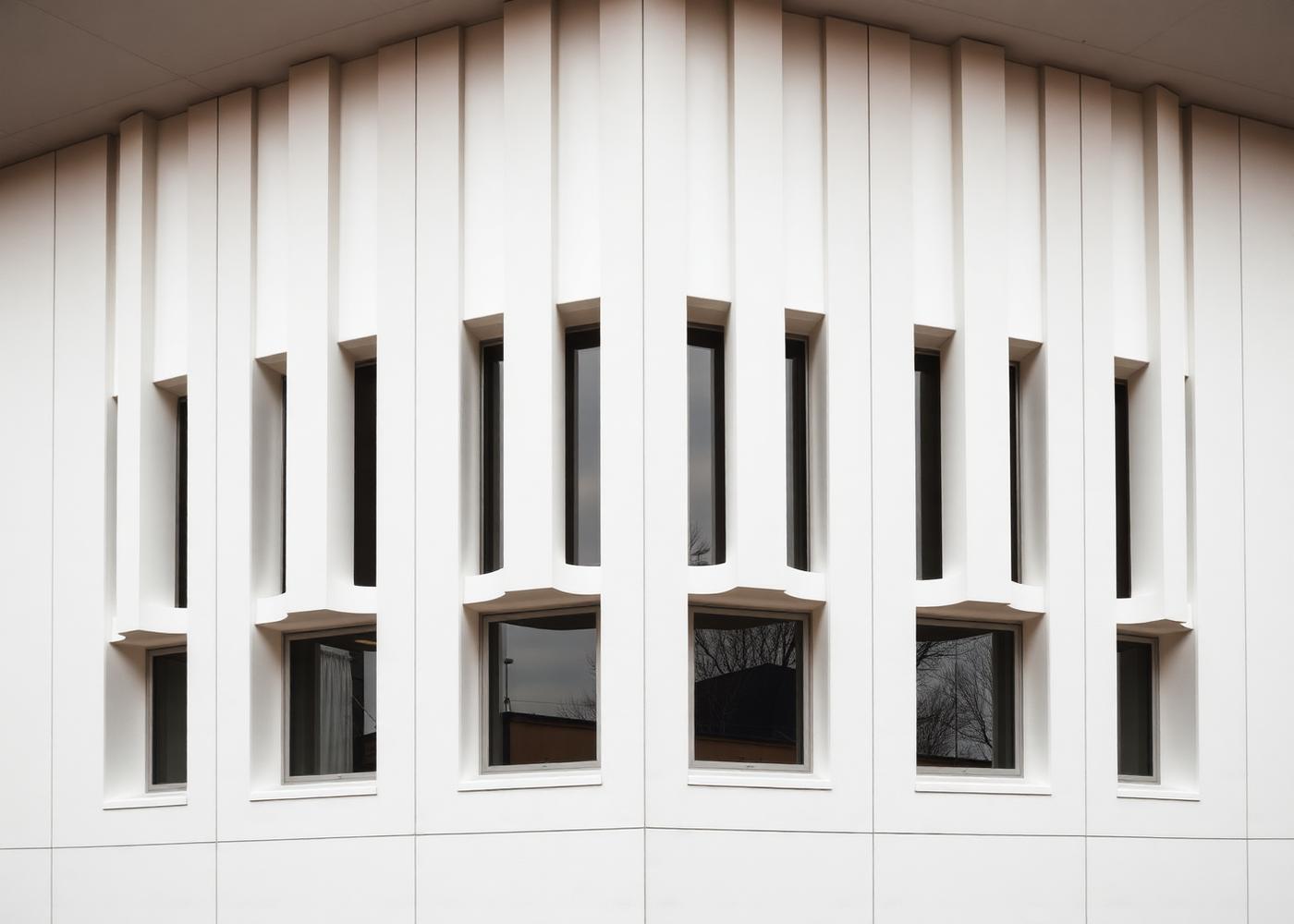 Bauhaus budova s bílým geometrickým průčelím